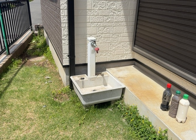 敷地内に散水栓や立水栓があると便利です。水道水を直接利用できるため、水を運ぶ手間を省くことが出来ます。大量の水を必要とする洗車作業や清掃などに役立ちます。その他設備とあわせて、現地でご確認ください。