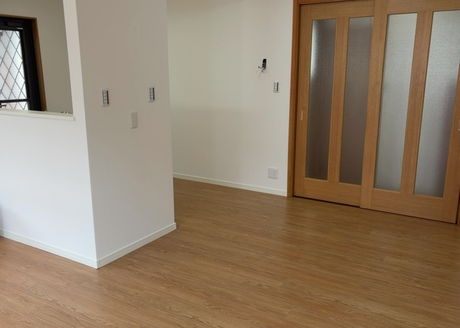 L型アイランドタイプは、キッチンからダイニングにもリビングにも目が行き届くので、とても使いやすい配置です。L字型独立タイプは、キッチンを独立させてるためLDKというよりもLDといった様なイメージです。