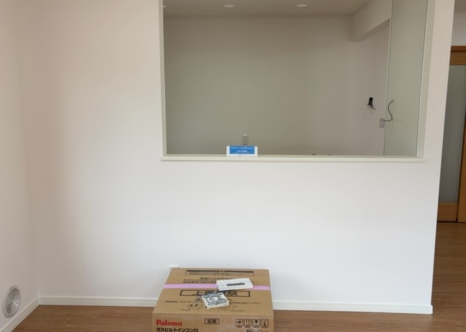 ダイニングとキッチンの間を扉や壁などで仕切らず、一体化させた間取りです。キッチンカウンターがついている物件ならば、食事をキッチンカウンターで取ることで、ダイニングスペースをリビングとして使用できます。