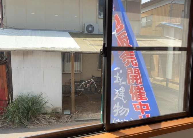 サッシは、ガラス窓に使用される金属製の窓枠です。一般的に住宅建築では、金属製建具工事の段階でガラス類・玄関などと同時に設置されます。種類や構造により断熱性能や遮音性能が異なるので現地でご確認ください。