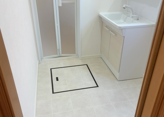 多くの戸建て住宅で見かける洗面脱衣所は、洗面台と洗濯機が2畳ほどのスペースに並べられていて、洗面所が脱衣所を兼ね備えている間取りが一般的です。お客様が利用することもある、パブリックな空間でもあります。