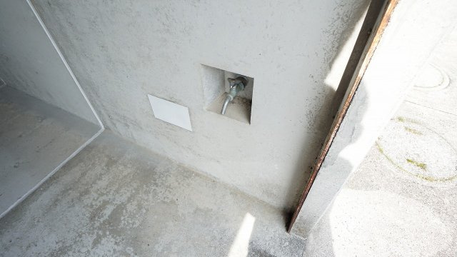 お家の南東側の掘り込み駐車場に接続された水道栓　洗車に便利　車高1950？くらいまで駐車可能