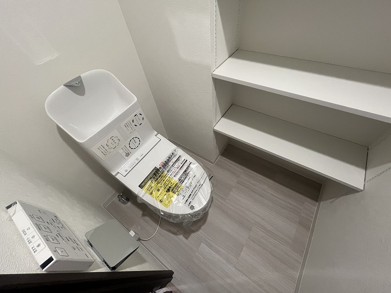 トイレットペーパーや清掃用具などをすっきり収納できる可動棚付きのトイレです。　置くものに合わせて棚の高さを自由に変更できます！