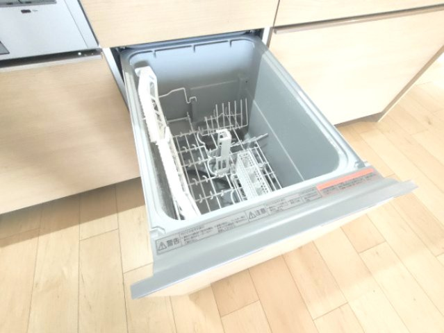 【食洗器】　手肌に優しく、家事の時短にもなる食洗機を完備。