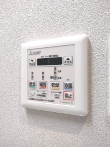 【浴室乾燥機】　冬場の冷え込む浴室をあたためたり、梅雨時の洗濯物を乾かしたりと、生活に便利な設備を備えております。