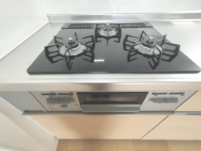 【3口コンロ】　3口コンロ、グリル付きでお料理のレパートリーも増えそうです。