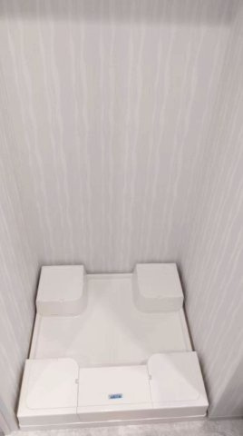 「洗濯パン」は、洗濯機の下で漏水や湿気を防いでくれる、縁の下の力持ち。　　