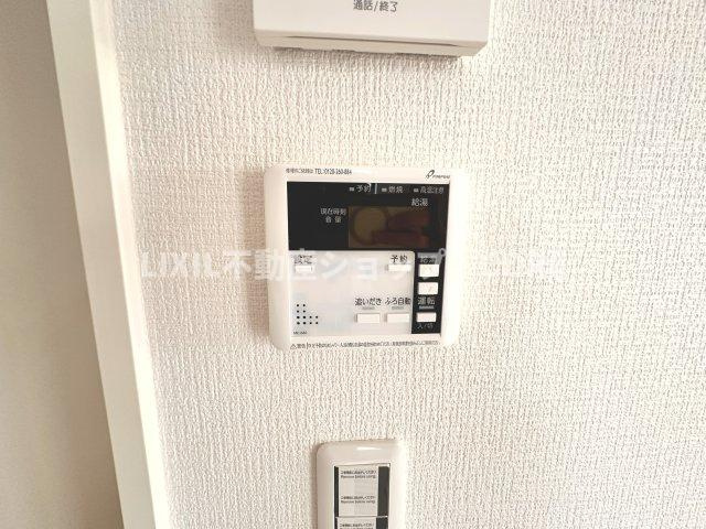お風呂はボタンひとつで一定量の湯を浴槽に張ったり、保温や追い焚きをすることができる便利な機能付