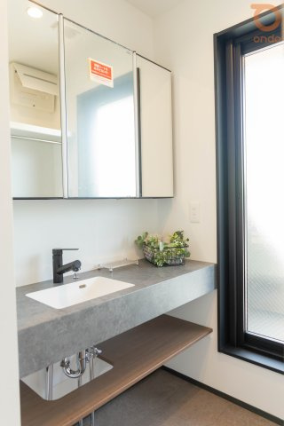 【ondo建物プラン例/洗面】スタイリッシュな三面鏡付き洗面台は、収納力も◎。横長カウンターで朝の支度がしやすく、家族で並んで使える広さです。