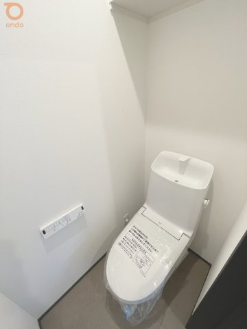 【ondo建物プラン例/トイレ】手洗い一体型のシンプルなデザイン。圧迫感のない空間で、毎日使う場所だからこそ清潔さと快適さにこだわりました。