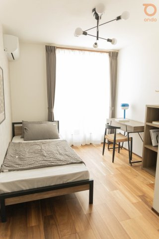 【ondo建物プラン例/洋室】木のぬくもりを感じるフローリングに、光がたっぷり差し込む一部屋。ひとり時間を心地よく過ごせそうです。