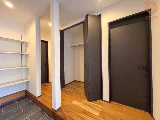 【ondo建物プラン例/玄関】玄関まわりの収納が充実しているので、帰宅後の片付けもスムーズ。靴や上着、日用品のストックまでまとめてしまえます。