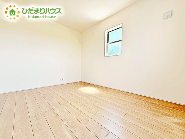木目のフローリングが暖かみのある室内に。明るい寝室で心地のいい朝を迎えられそう。
