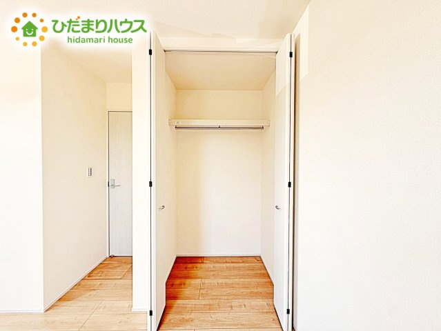 壁一面にハンガーパイプと上棚を設置。大容量収納力！