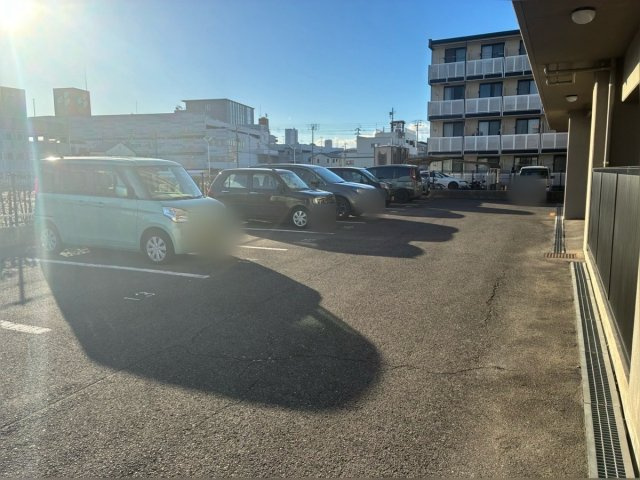 敷地内に駐車場を備えたマンションです