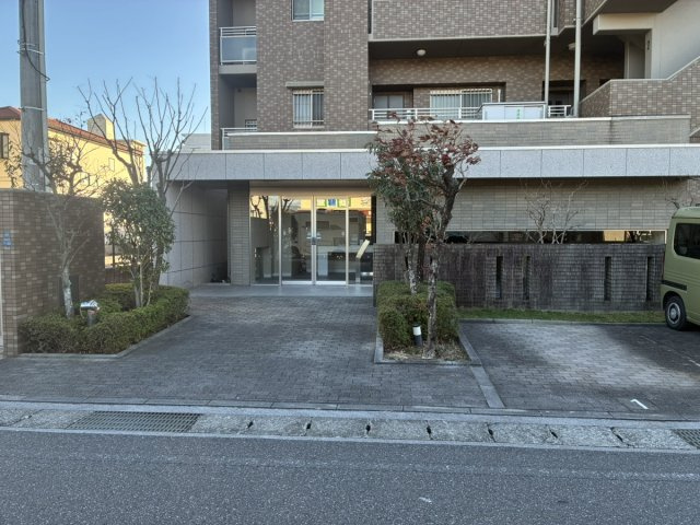 共用部まで丁寧に整えられた、分譲マンションのエントランス
