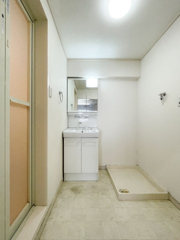 洗面所にはドラム式洗濯機もおける十分な広さを確保