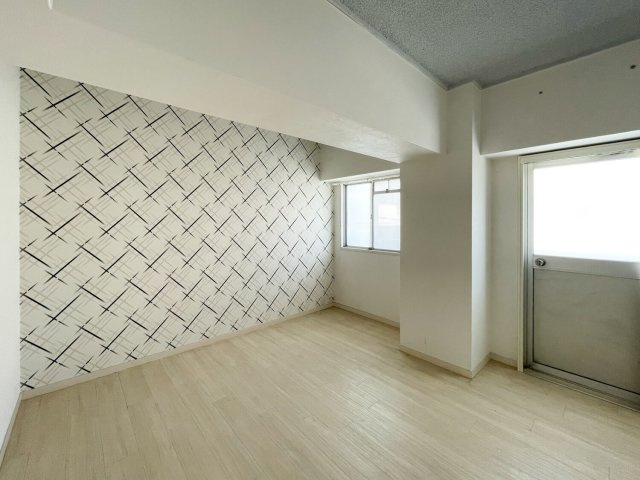 北側洋室にはバルコニーへの勝手口があり、網戸も設置済みのため、春・秋は開けっ放しでも快適にお過ごしいただけます。
