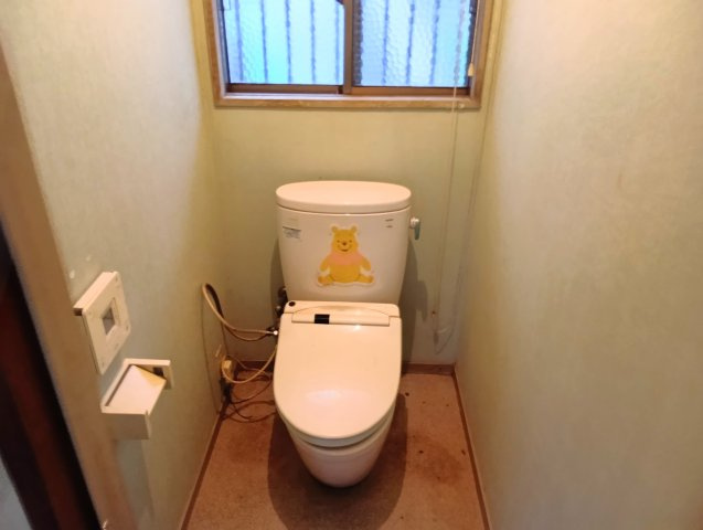 トイレには窓があり明るい室内です。コンパクトな設計で空間を広く感じさせるデザインになっています。