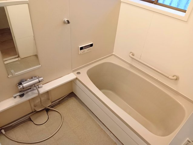 備え付けの台があるのでシャンプーを置いたり出来て便利です。毎日のバスタイムが楽しみになる空間です。