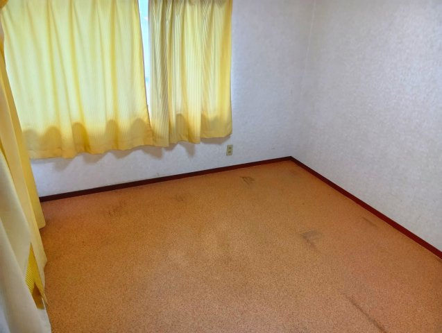 二面採光なので日差しがたっぷり入ります。寝室として使うのもいいですね。