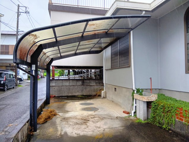一部カーポートになっているので、大切なお車を雨風・紫外線から守れます。