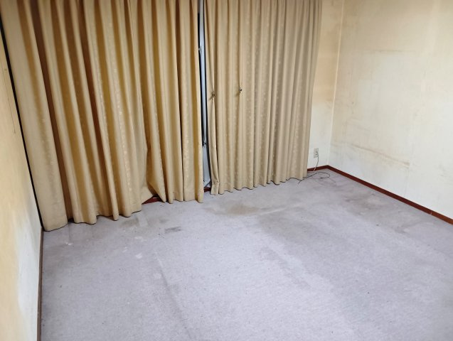 デスクやチェアを配置して趣味や在宅ワーク用の部屋におすすめです。大きい窓から陽光が差し込みます。