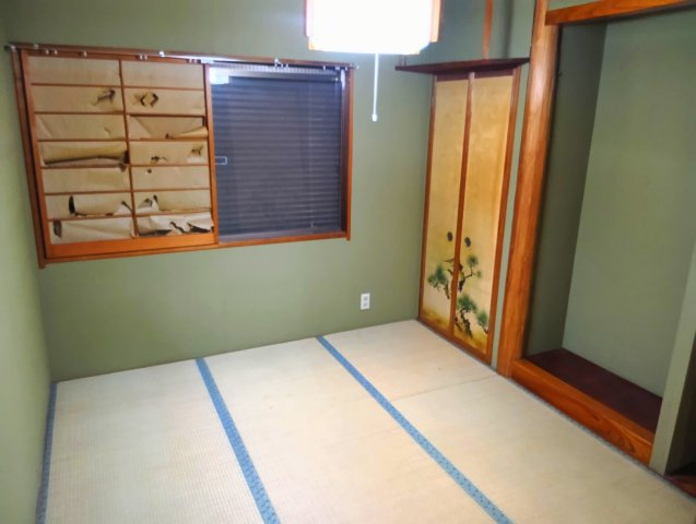 和室には床の間があります。風情ある空間に癒されます。畳は柔らかいので子供を遊ばせても安全ですね。
