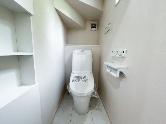 毎日使う場所だからこそ、使いやすさと快適性にこだわったトイレ空間。節水型トイレを採用し、水道代の節約にも配慮しました。シンプルで清潔感のあるデザインが、落ち着いたひとときを演出します。