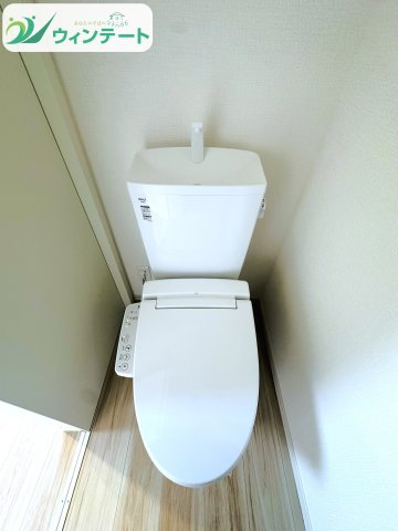 デザインがシンプルで清潔感があり、空間を明るく感じさせます。お子様の補助便座や踏み台も置けるスペースもあります。