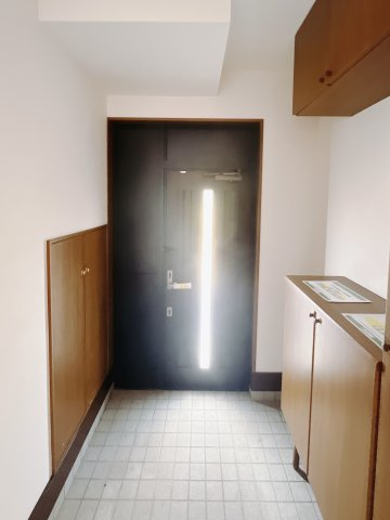 ■玄関｜「玄関から、我が家を心地よく。自然の風や光を感じられる気持ちのいい玄関へ。」永く居心地のいい暮らしを演出する快適性能と安心を両立させたドアを採用しました！
