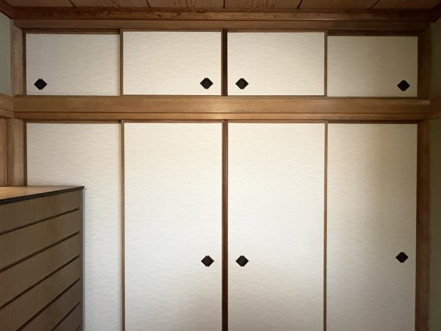 居室に備えられた収納は、天袋付きで収納力も十分です。季節物や来客用の荷物もしっかり収まり、住空間をすっきり保てます。収納が多いため、家族の荷物が増えても安心して暮らせる住まいです。