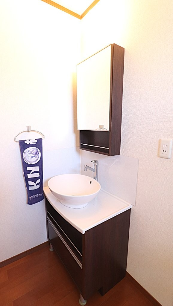 2F洗面台：清潔感のあるシンプルなデザインが、空間にすっきりとした美しさを与えてくれる。毎日使う場所だからこそ、上質に