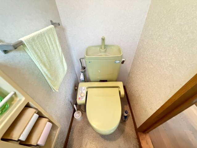 2階にもトイレを設けており、忙しい朝の時間帯にも便利。温水洗浄便座付きで快適にご利用いただけます。各階にトイレがあることで、家族が多いご家庭でもストレスなく生活できる間取りです。