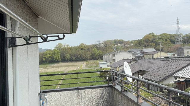 洗濯物干しに便利な竿掛け金物を完備した、陽当たりの良いバルコニー。