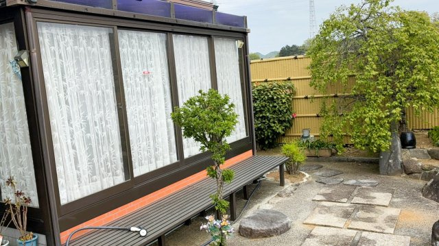 庭園に面してサンルームと濡れ縁を設置。雨の日も洗濯物が干せます。