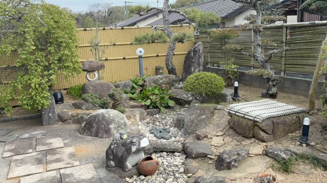 石組みや灯籠、松の木が配置された、情緒ある本格的な日本庭園。