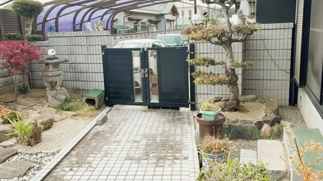 防犯面にも配慮した、黒い門扉を設置。