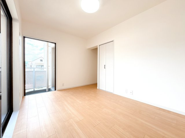 6帖の中部屋洋室になります♪
