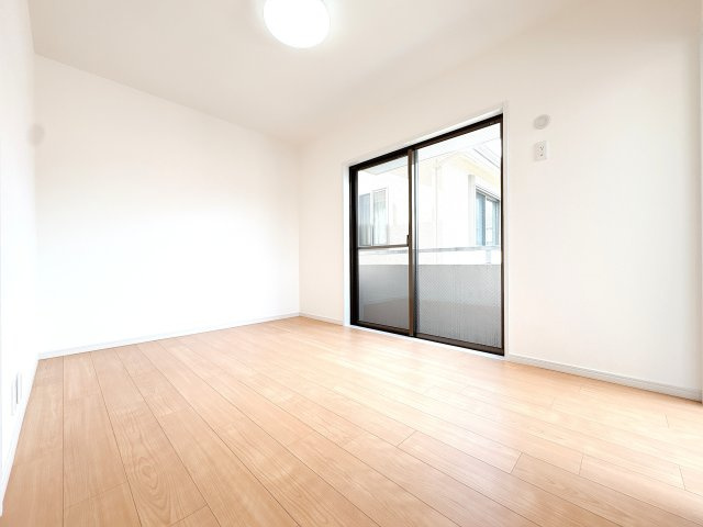 中部屋洋室の別角度になります♪