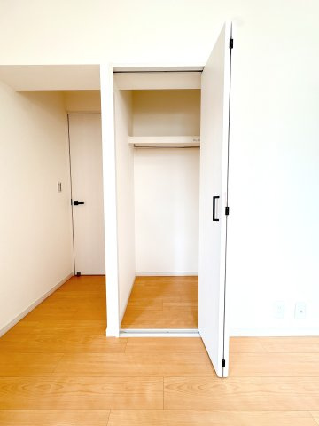 中部屋洋室の収納になります♪
