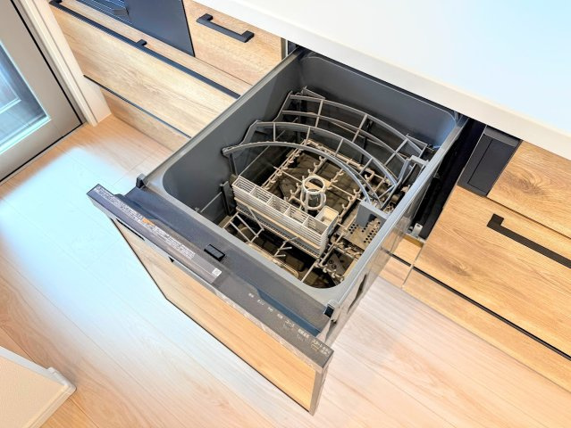 ◆食後の食器洗いは食洗機にお任せ！ご家族と団らんの時間を。家事の時短に効果大の食洗器付き。高温洗浄、節水効果もございます。