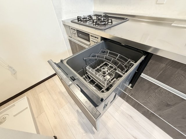 出しっぱなしの食器をなくして、いつも美しく。システムキッチン一体型のビルトイン食洗機。