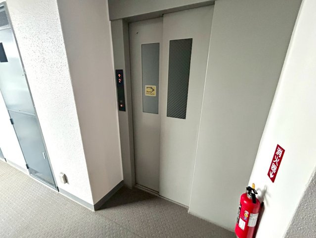 共有部分は、住民なら誰もが使える設備のこと。例えば駐車場やエレベーター、インターネット設備、セキュリティ設備などがあります。他にも、マンションの廊下・外部階段やエントランス・ゴミ置き場などがあります。