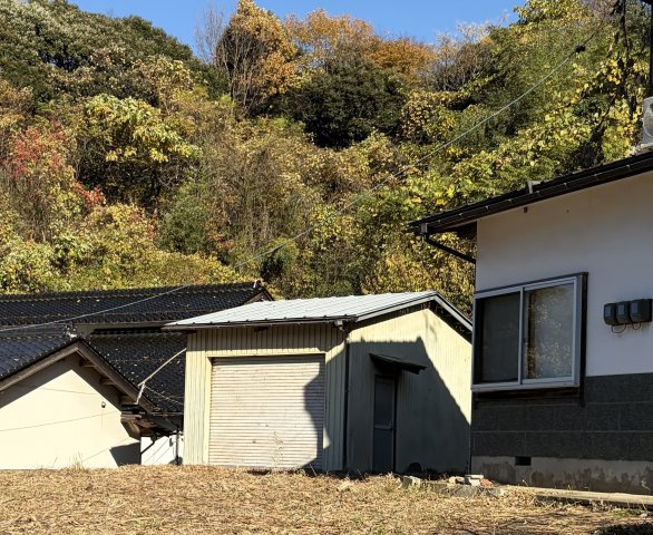 敷地内にはシャッター付きの便利な車庫を備えています。大切なお車や自転車の保管、農機具や作業道具の収納スペースとしても重宝します。（※本車庫は未登記となります）