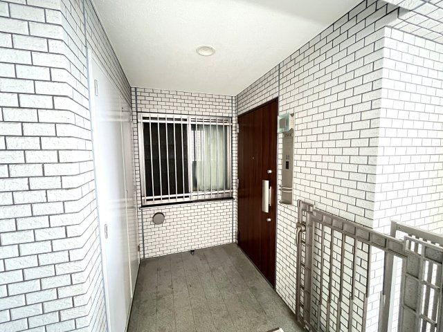 玄関ポーチがあり、マンションですがプライベートな空間があることで、戸建てのような雰囲気を味わう事ができます。ペットのお散歩用品や趣味の物までこちらで置くことができます。