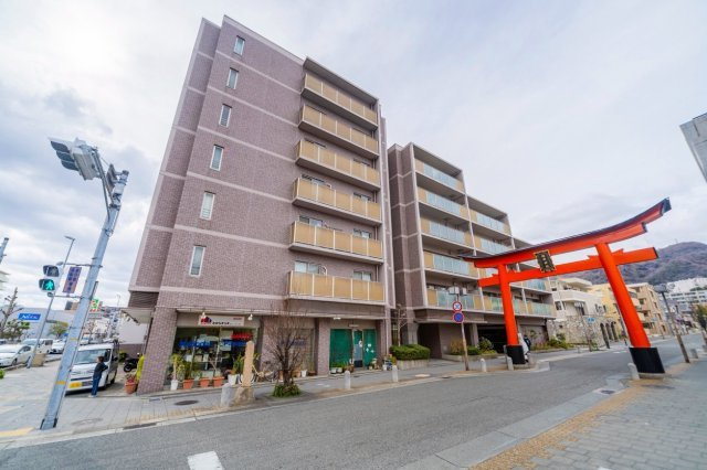 1階は店舗フロア、2階以上が住戸フロアになり、歩道に面しアクセスのしやすい立地です。