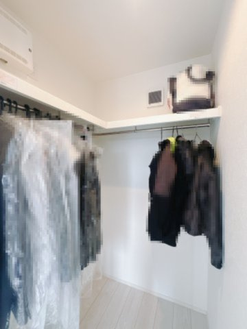 ■WIC｜主寝室には夢のウォークインがございます♪お洋服やバッグだけでなく、増えていくお洋服やご家族での思い出の品もしっかりと収納します(　＾＾　)