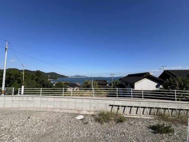 分割プランや広々とした平屋建築、家庭菜園やドッグランなど、多彩なライフスタイルに対応できます。陽当たり・通風も良好で、静かな住環境。家族の理想を叶える自由設計用地としておすすめです。