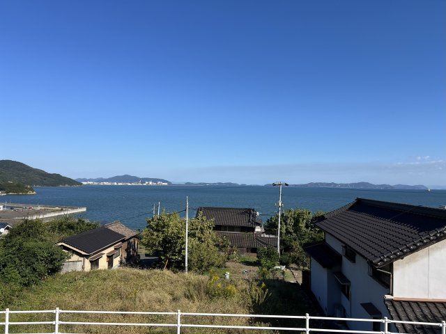 高台から望む穏やかな瀬戸内の海と島々の眺望。朝は光にきらめく海、夕方は幻想的なサンセットを満喫できます。窓辺からの眺めが暮らしを彩り、心安らぐ時間を演出します。